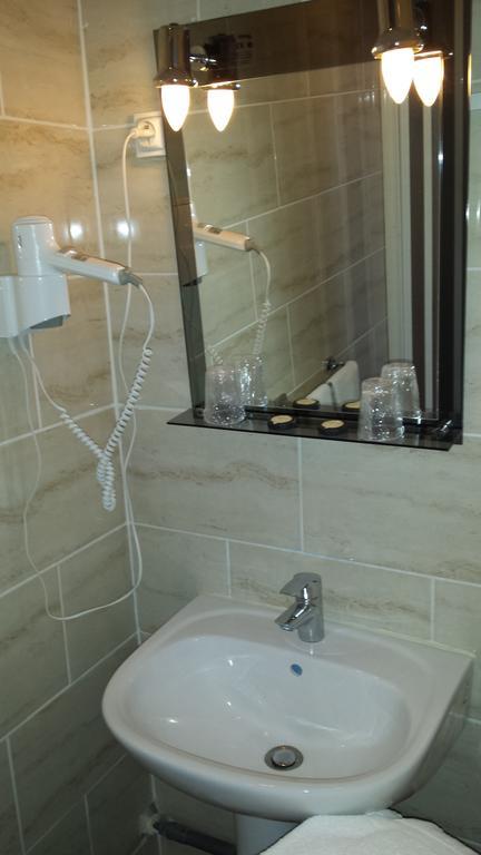 Grand Hotel De L'Etoile Courtenay (Loiret) Quarto foto